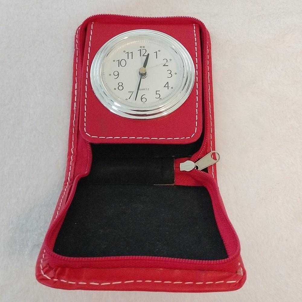 Quartz travel alarm clock
